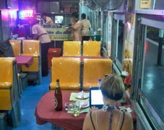 тайский вагон-ресторан вечером