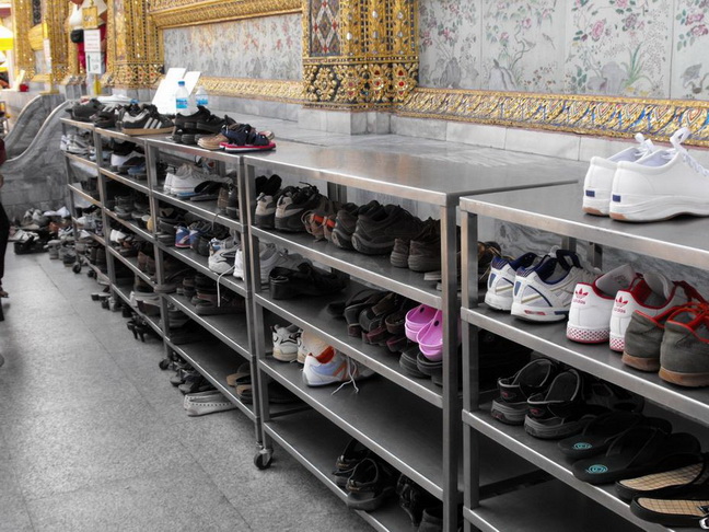 перед входом в буддистский храм в Таиланде снимите обувь 